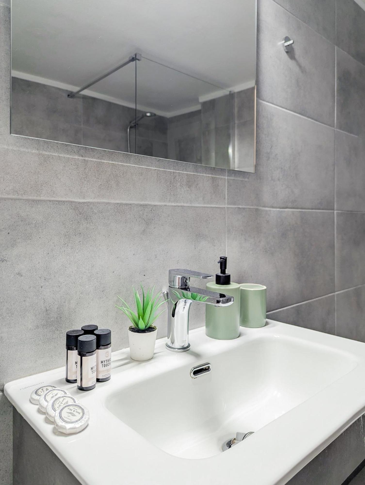 Spacious Apt For 5 Guests Next To Acropolis&Metro เอเธนส์ ภายนอก รูปภาพ